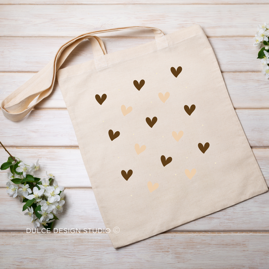 Beige tote bag with a pattern of brown and light brown heart sprinkles